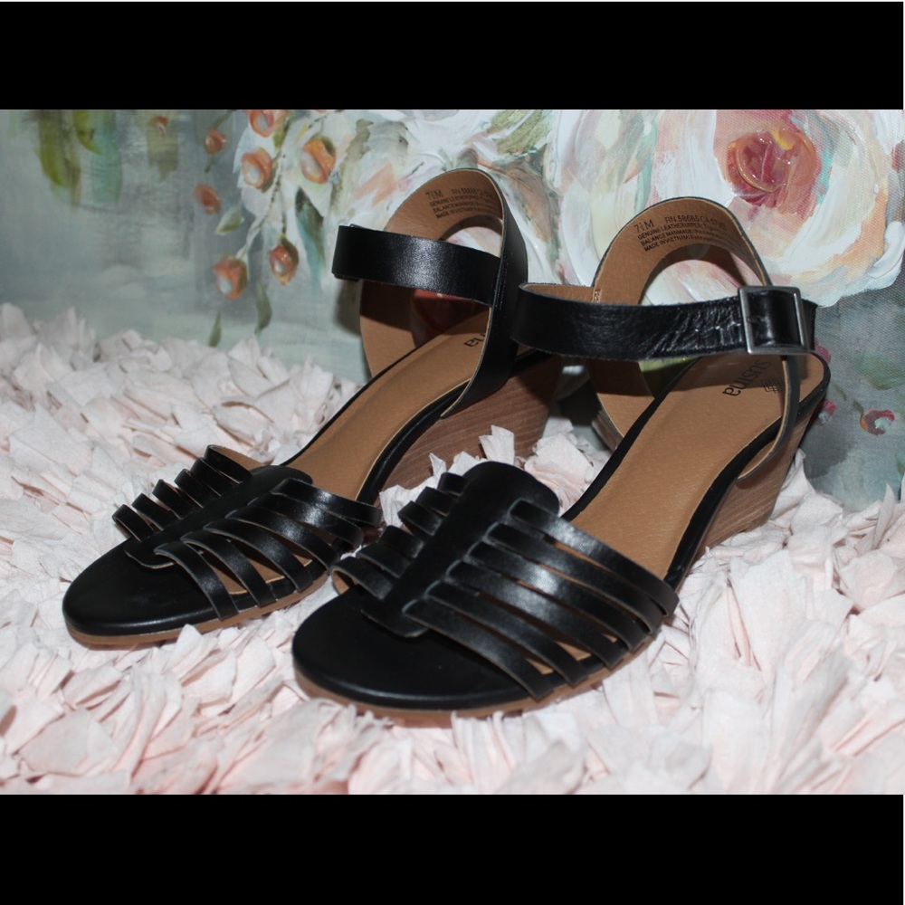NWOT Susina Wedge Sandal